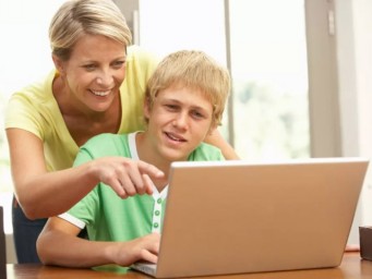 Большинство родителей следят за поведением детей в соцсетях